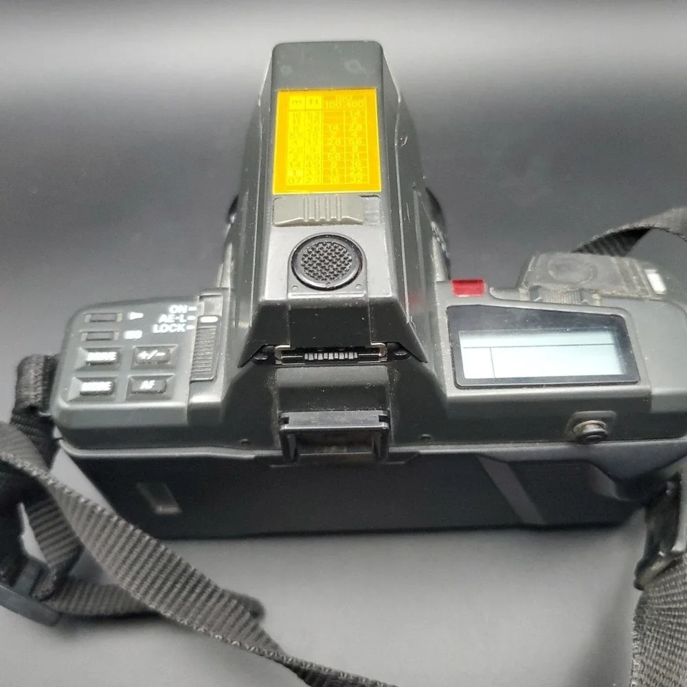 Yashica Kyocera 230-AF 35mm SLR Film Camera 35-70mm JAPAN 2821720 FOR PARTS
